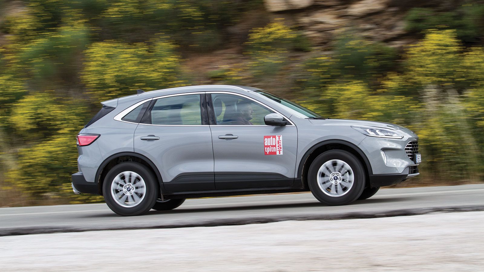 To Ford Kuga PHEV εφοδιάζεται με έναν 4κύλινδρο ατμοσφαιρικό 2,5 λίτρων κινητήρα σε συνδυασμό με έναν ηλεκτροκινητήρα και συνολικά αποδίδει 225 ίππους